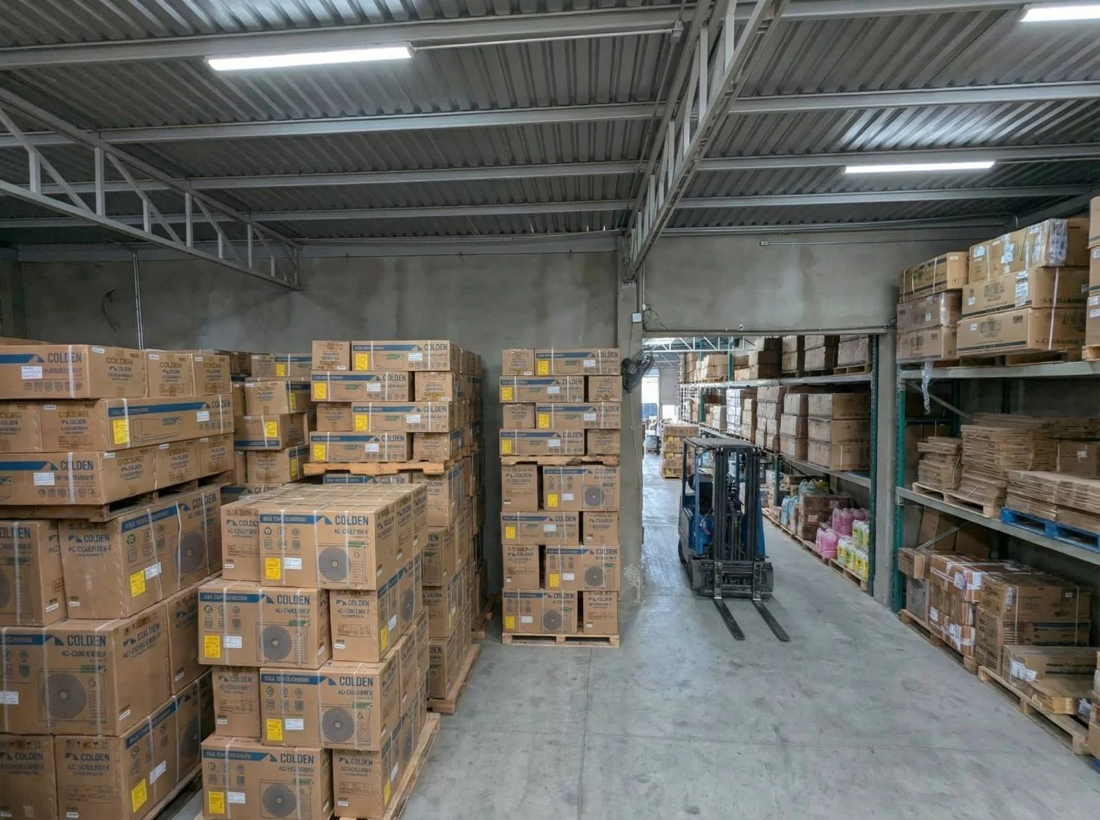 Almacén con disponibilidad de equipos