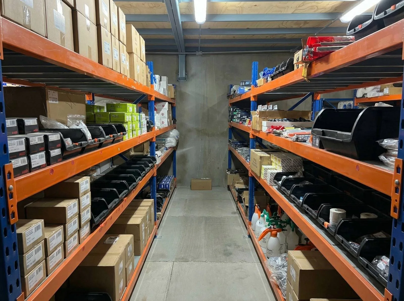 Área organizada de refacciones HVAC
