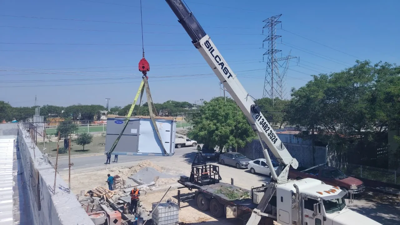 Maniobra de instalación de equipo HVAC
